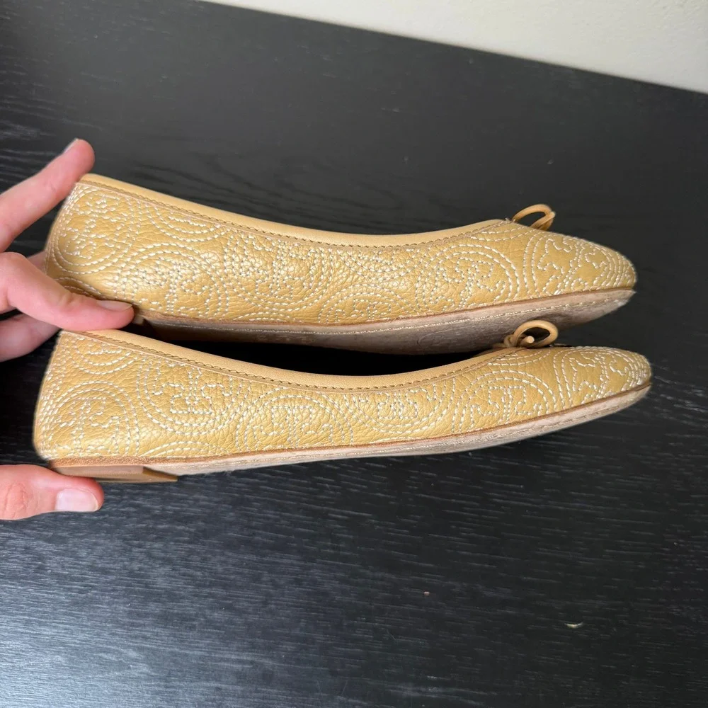 Tory Burch Tan Leather Logo Stitched Ballet Flats Preppy Trendy Gold Charm 6.5M